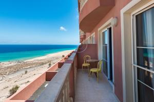 un balcón con vista a la playa en Casa Wind, en Costa Calma