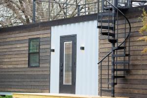 Gallery image of The Newtonian Tiny Container Home near Magnolia in Bellmead
