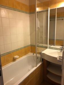 y baño con bañera y lavamanos. en Valmeinier 1800 - T2 pdp - 4ou5 p, en Valmeinier