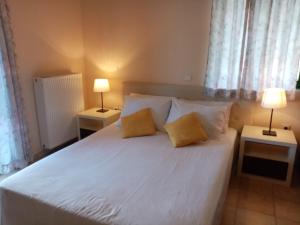 A bed or beds in a room at 360 Panorama House - Gazing at Horizon and the Stars of the Galaxy in the night - Fresh Cool breeze most of the time - just 7 min from the beach
