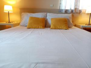 A bed or beds in a room at 360 Panorama House - Gazing at Horizon and the Stars of the Galaxy in the night - Fresh Cool breeze most of the time - just 7 min from the beach