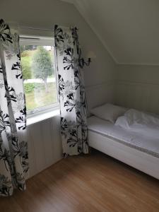 een kleine kamer met een bed en een raam bij Utleiebolig Fannrem in Fannrem