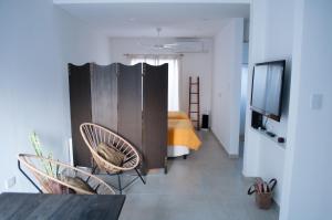 1 dormitorio con 1 cama y TV en una habitación en Mono ambiente amplio, luminoso y moderno con excelente ubicación en Rafaela