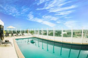 a swimming pool on the roof of a building at Diff Hotel in Rio Branco