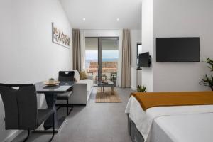 una camera d'albergo con letto e soggiorno di Holiday in Bol **** yellow a Bol