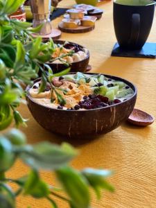 una mesa con dos tazones de comida en una mesa en EverGreen House en Agrigento