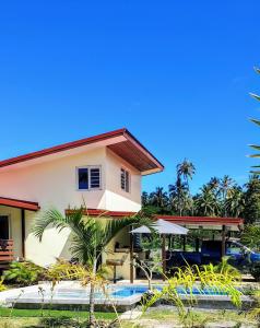 une maison avec une piscine en face de celle-ci dans l'établissement MOOREA - Villa Maoe Pool, à Afareaitu