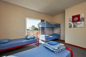 Двох'ярусне ліжко або двоярусні ліжка в номері Dolphin Lodge