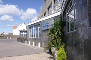 St Clements大使酒店的侧面有标志的建筑物