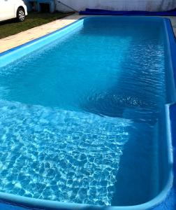 Bazén v ubytování Quarto Privado em residência no Coração de Foz - casa e banheiro compartilhado nebo v jeho okolí