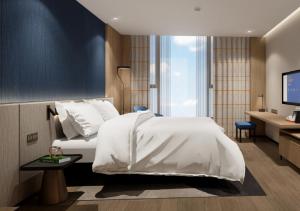 een slaapkamer met een groot wit bed en een bureau bij Holiday Inn Express Xi'an High Tech South, an IHG Hotel in Xi'an