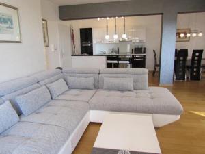 salon z kanapą i kuchnią w obiekcie Apartment in Zambratija with sea view, terrace, air conditioning, WiFi (4961-1) w mieście Zambratija +28 zdjęć