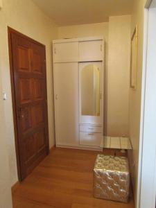 Pokój z szafą z drzwiami i stołkiem w obiekcie Apartment in Zambratija with sea view, terrace, air conditioning, WiFi (4961-1) w mieście Zambratija