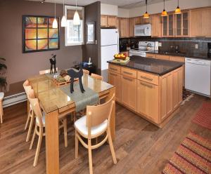 uma cozinha com uma mesa de madeira e uma sala de jantar em Vantage Point 101 Condo em Vail