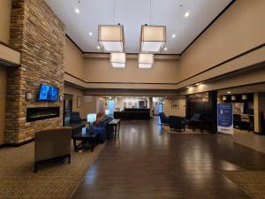 um lobby de um hospital com cadeiras e uma lareira em Comfort Suites Kanab National Park Area em Kanab