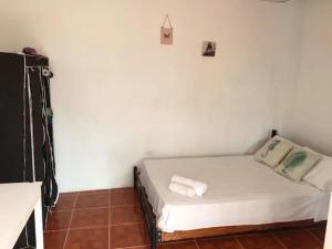 een kleine slaapkamer met een bed in een kamer bij La Casa de Mike in Puerto Villamil