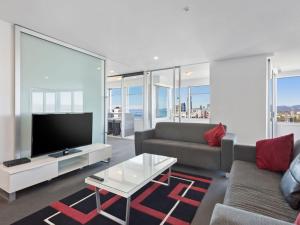 TV a/nebo společenská místnost v ubytování Luxury 3 Bedroom Apartment with Ocean Views - Coast HM