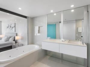 Koupelna v ubytování Luxury 3 Bedroom Apartment with Ocean Views - Coast HM