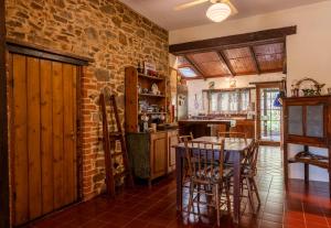 uma cozinha com uma mesa e uma parede de pedra em Lemke Cottage Barossa Valley 