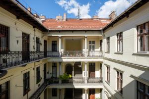 Photo de la galerie de l'établissement Andrassy Garden Apartment in Center, à Budapest