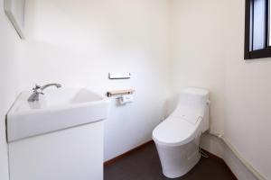 長野市にあるSunnsnow Tall houseの白いバスルーム(トイレ、シンク付) +9枚の写真