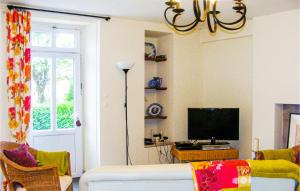 sala de estar con sofá y TV en Pet Friendly Home In Scill With Heated Swimming Pool, en Scillé