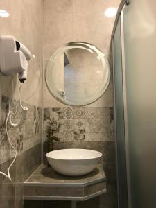 Ένα μπάνιο στο Hotel Chaika