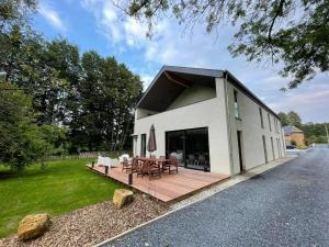 una casa con terrazza arredata con tavolo e sedie di Le gîte du Verger a Villers-devant-Orval