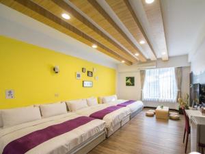 安平的住宿－安平522，一张大床,位于一个黄色墙壁的房间