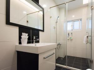 安平的住宿－安平522，白色的浴室设有水槽和淋浴。