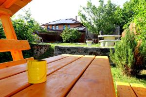 Vonkajšia záhrada v ubytovaní Friends & Family Apartmanok Velence