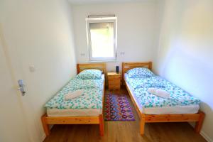 Postel nebo postele na pokoji v ubytování Friends & Family Apartmanok Velence + 34 fotografií