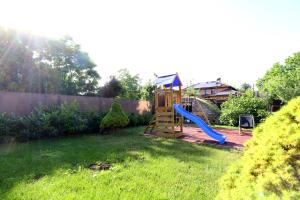 Children's play area sa Friends & Family Apartmanok Velence