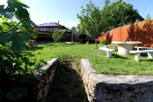 Vonkajšia záhrada v ubytovaní Friends & Family Apartmanok Velence