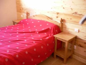 niewielka sypialnia z czerwonym łóżkiem i stołem w obiekcie Appartement Valloire, 5 pièces, 10 personnes - FR-1-263-187 w mieście Valloire