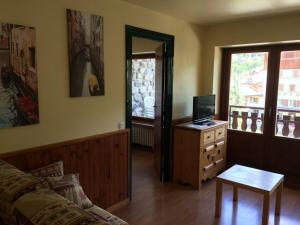 a living room with a couch and a television on a dresser at Appartement Valloire, 2 pièces, 5 personnes - FR-1-263-456 in Valloire