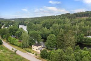 una vista aérea de un río con una casa y árboles en Five-Bedroom holiday home by the river of lagan, en Knäred