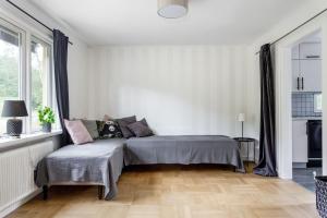 1 dormitorio con cama y ventana en Five-Bedroom holiday home by the river of lagan, en Knäred
