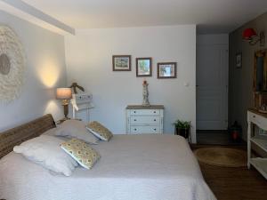 a bedroom with a bed with two pillows on it at Maison d'hôtes Côté Lagon in Saint-Pierre