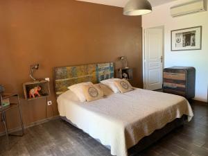 ein Schlafzimmer mit einem großen Bett in einem Zimmer in der Unterkunft Maison d'hôtes Côté Lagon in Saint-Pierre