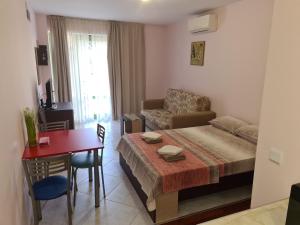 Un pat sau paturi într-o cameră la One room apartment 112 Аll-season в Св св Константин и Елена +18 fotografii