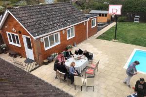 Un restaurant u otro lugar para comer en Guest house in the New Forest near Paulton's Park