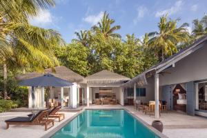 加弗阿利夫环礁Raffles Maldives Meradhoo的带游泳池的别墅和度假村