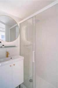 Et badeværelse på L'ÉVASION - COZY - RBNB