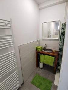 y baño con lavabo y espejo. en Zum Hofgassl Haus Flo en Mörbisch am See