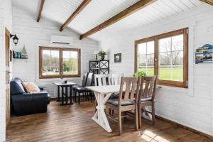 Gallery image of Cozy Cottage near lake in Hässleholm