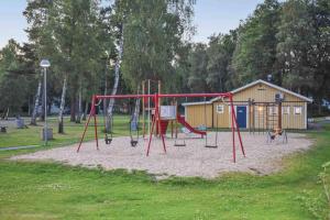 Zona de joacă pentru copii de la Cozy Cottage near lake