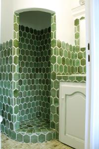 グリモーにあるSaint Josephのタイル張りの壁のバスルーム(シャワー付)