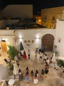 un grupo de niños están viendo una actuación en un edificio en CORTE LARGO LAURO DIMORE & SPA en Gemini