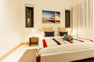 Postel nebo postele na pokoji v ubytování Cap Ouest Beachfront Residences
